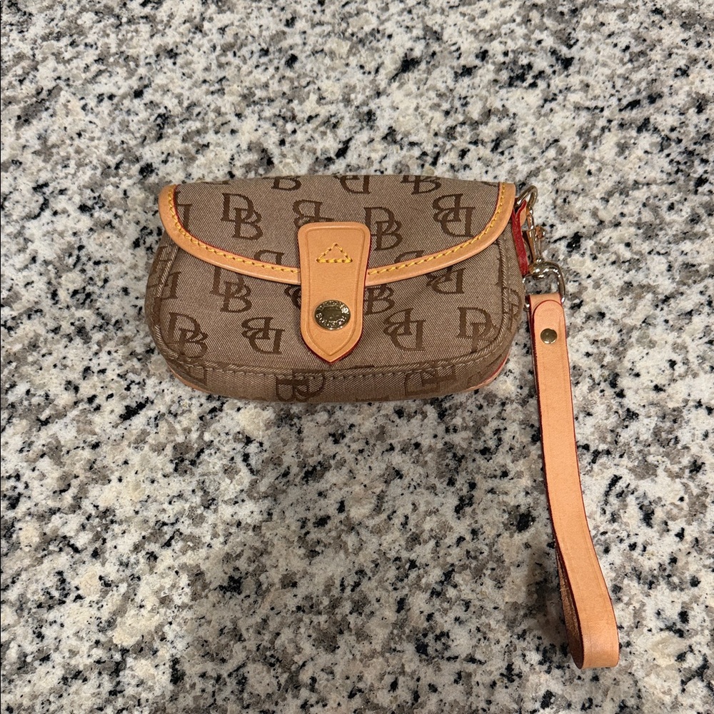 🔥Authentic Dooney & Bourke Signature Monogram Wristlet! Vintage/Y2K Style🔥